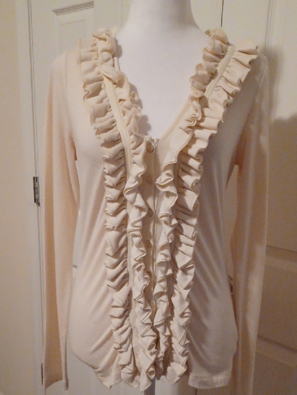 << Hazel Women's Cream Ruffle V-Neck Long Sleeve Top Size Medium